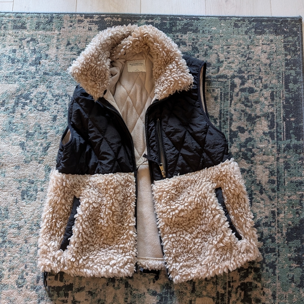 Abercrombie & Fitch Cropped Two-Tone Sherpa Vest - Picture 14 of 16